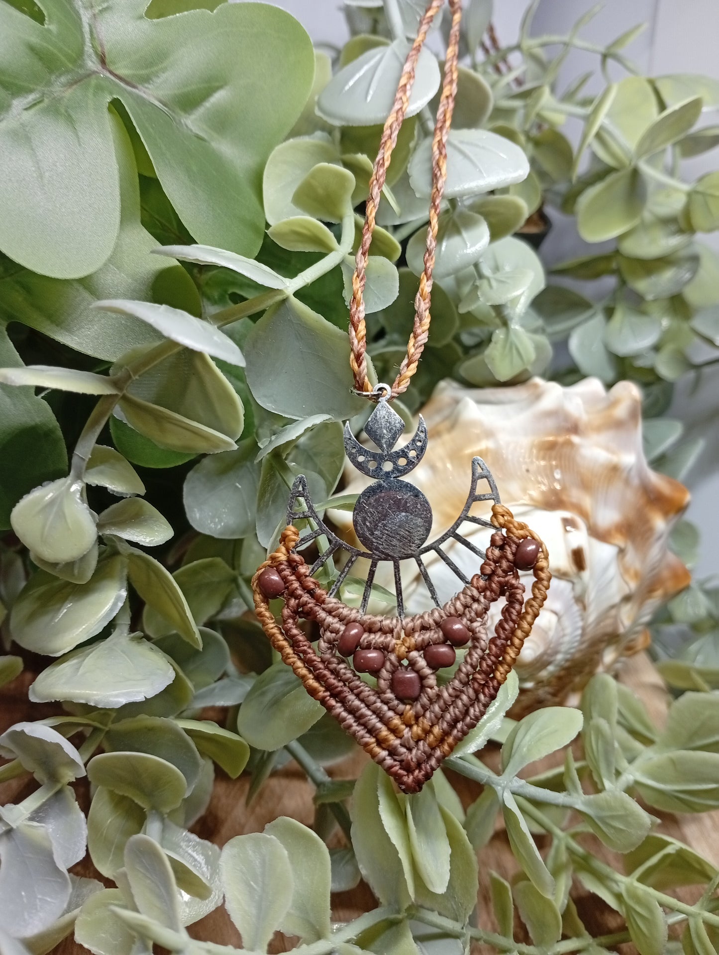 Croissant de lune, Collier en micro macramé