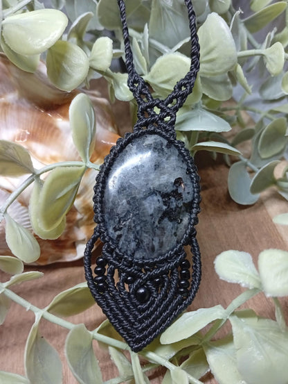 Trame mystique: collier en macramé
