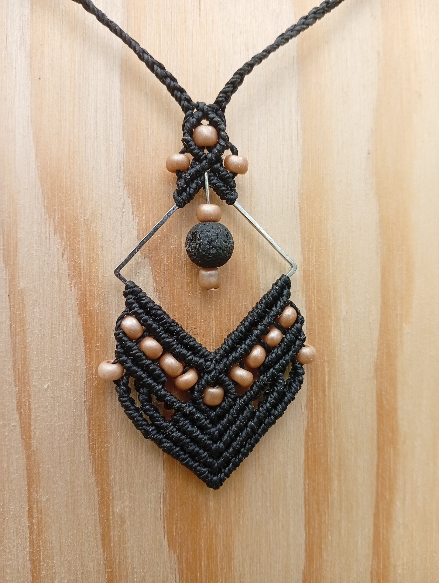 Carré tressé, Collier en macramé