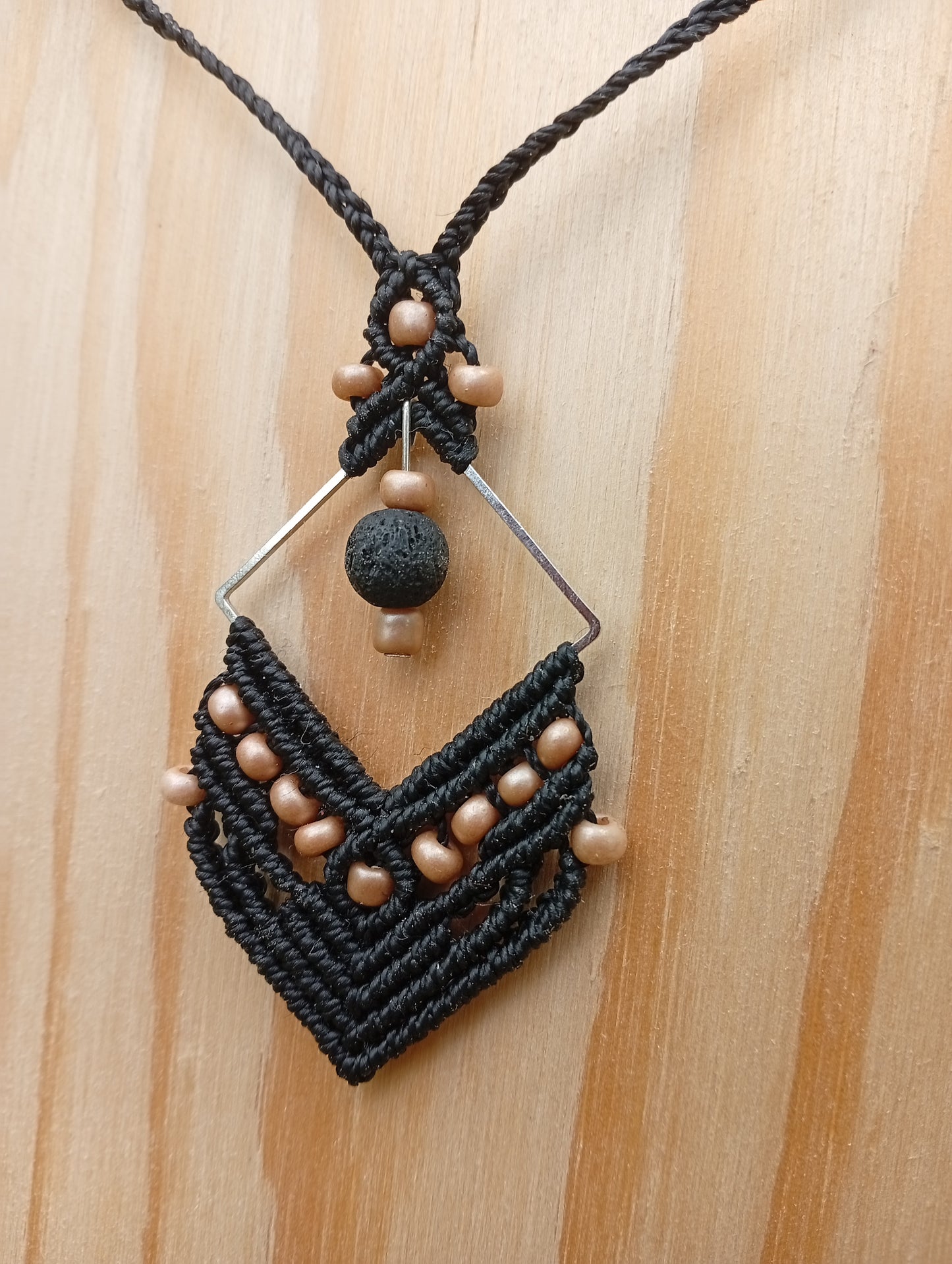 Carré tressé, Collier en macramé