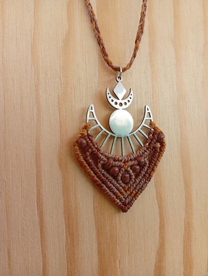 Croissant de lune, Collier en micro macramé