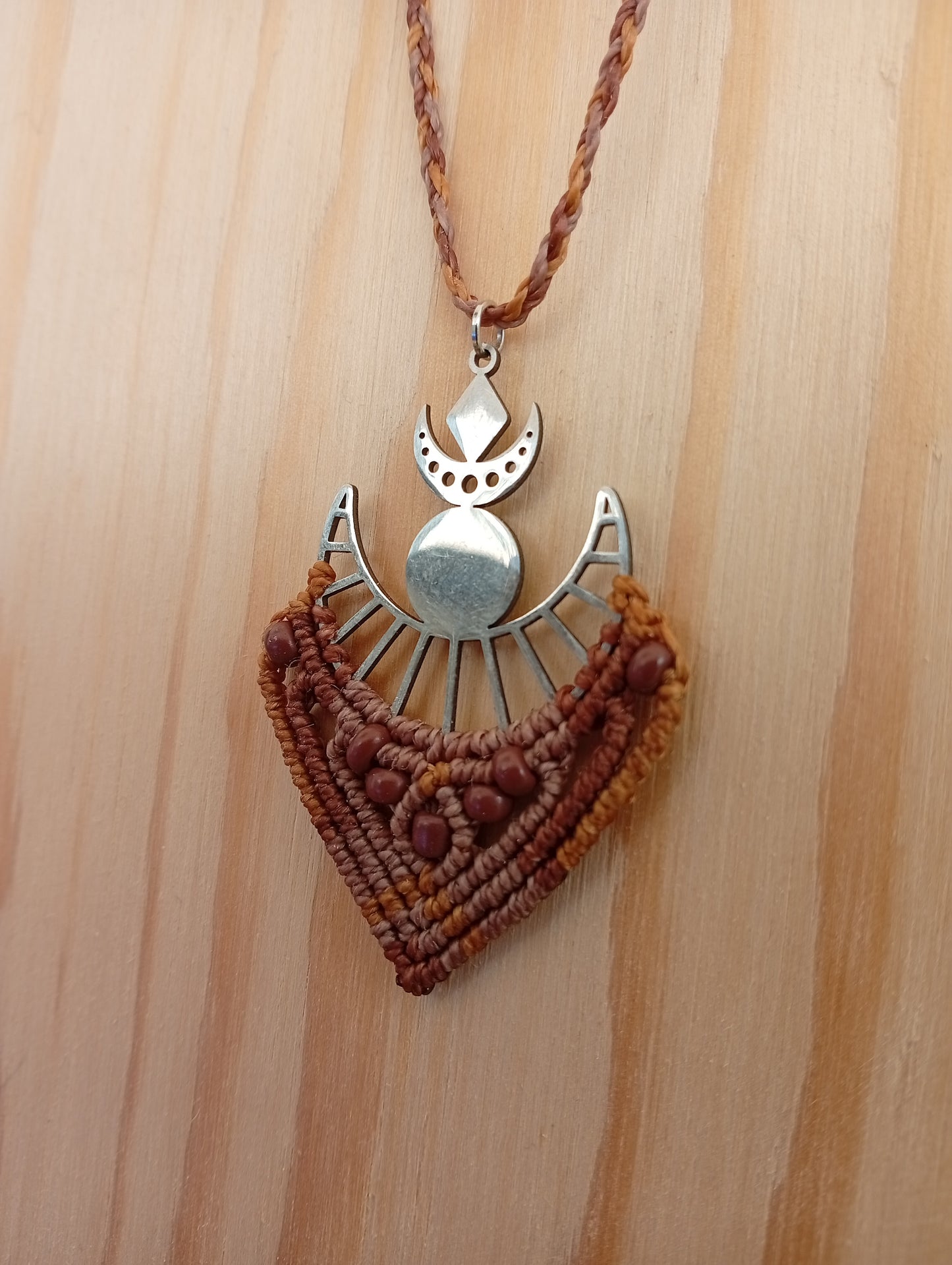 Croissant de lune, Collier en micro macramé
