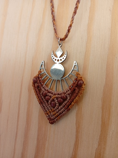 Croissant de lune, Collier en micro macramé