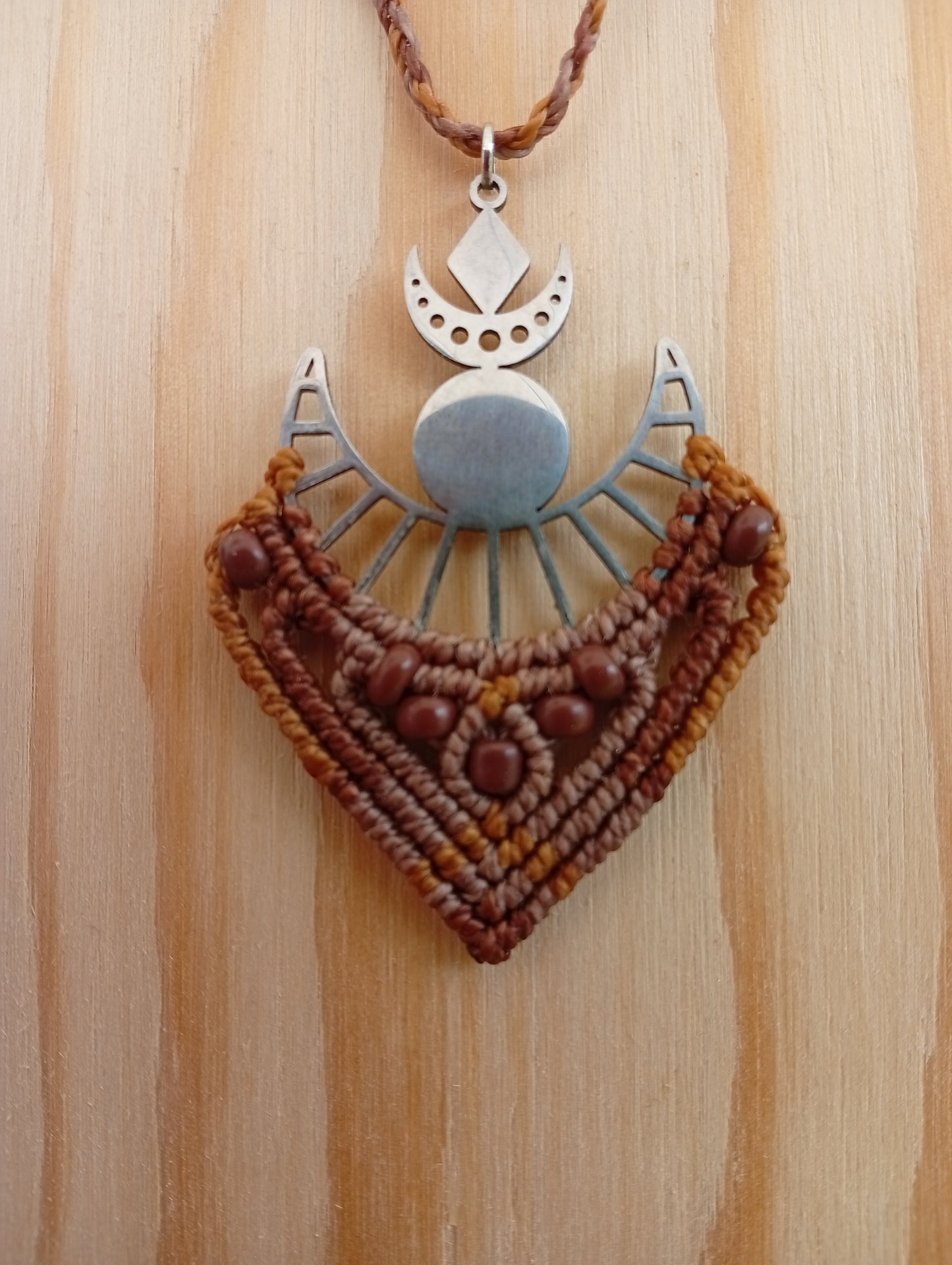 Croissant de lune, Collier en micro macramé