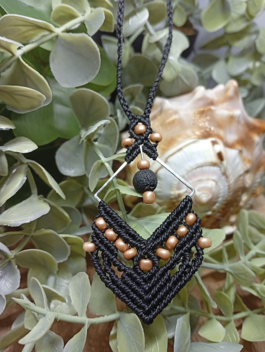 Carré tressé, Collier en macramé