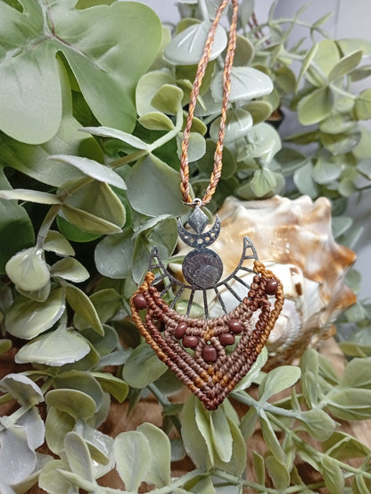 Croissant de lune, Collier en micro macramé