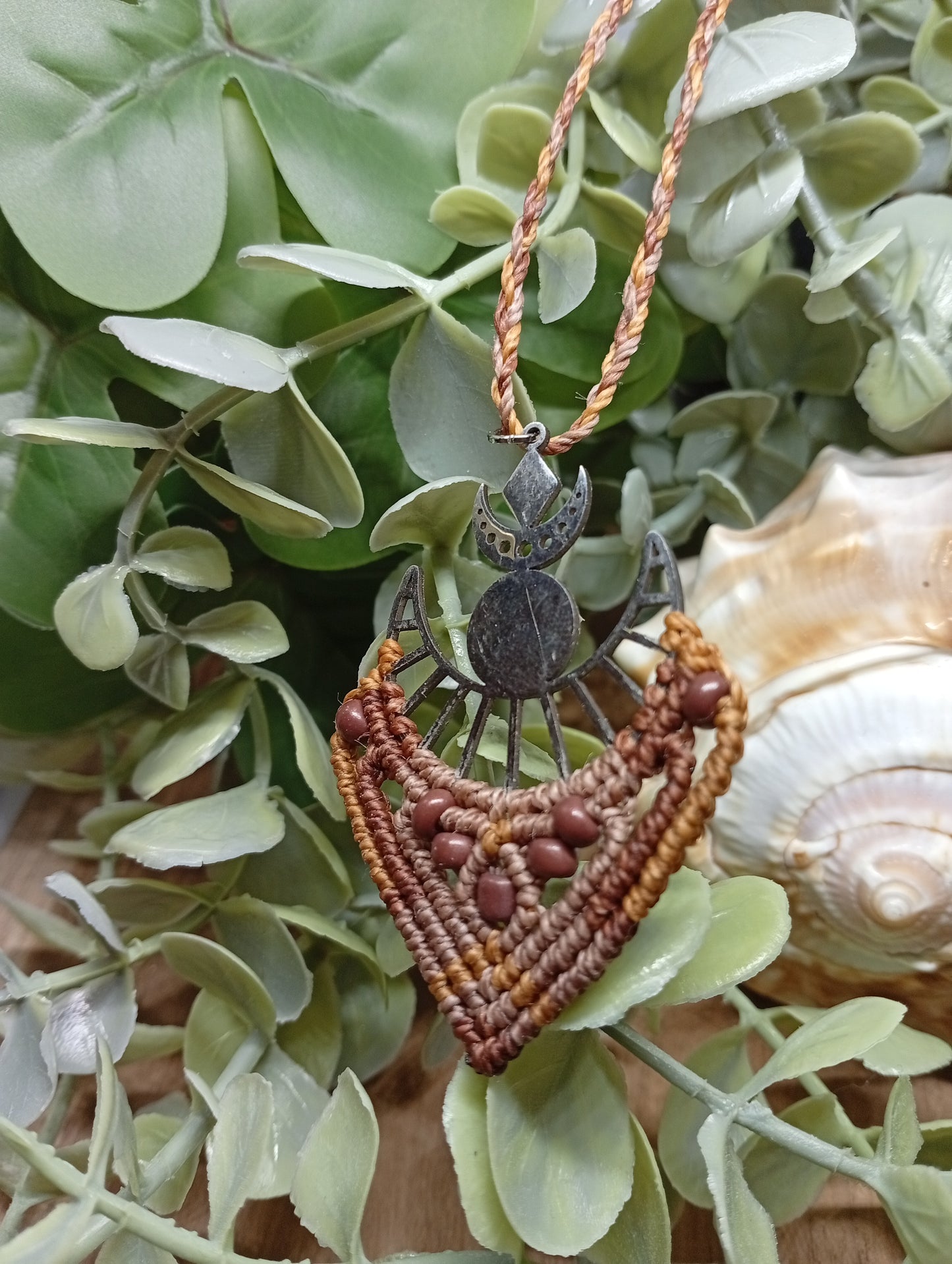 Croissant de lune, Collier en micro macramé