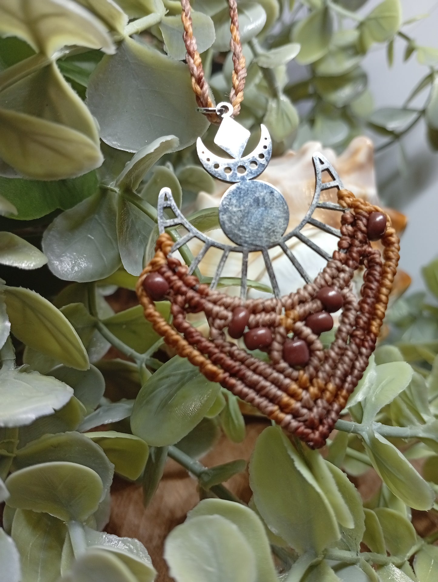 Croissant de lune, Collier en micro macramé