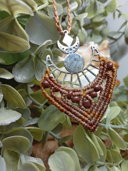 Croissant de lune, Collier en micro macramé
