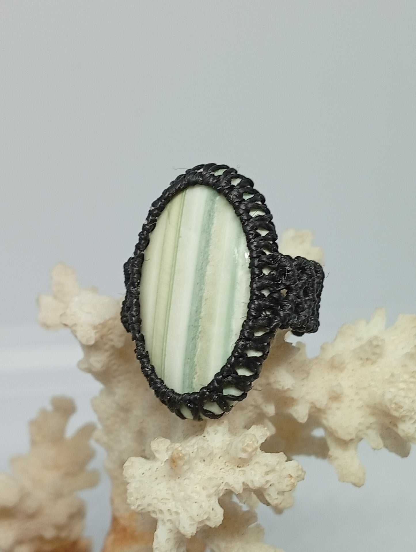 Bague en macramé et pierre semi-précieuse