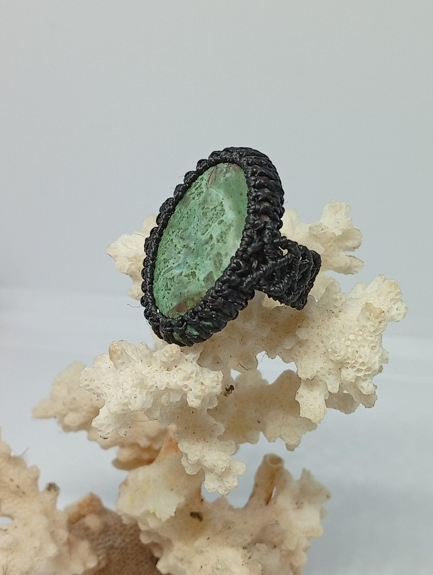 Bague en macramé et pierre semi-précieuse