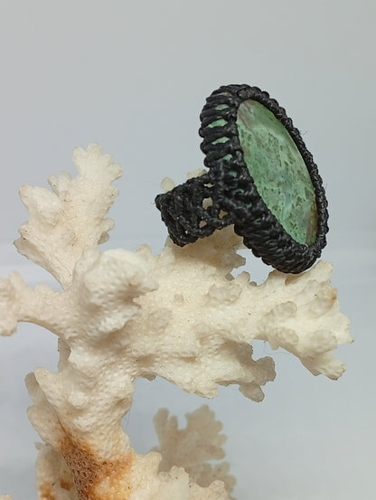 Bague en macramé et pierre semi-précieuse