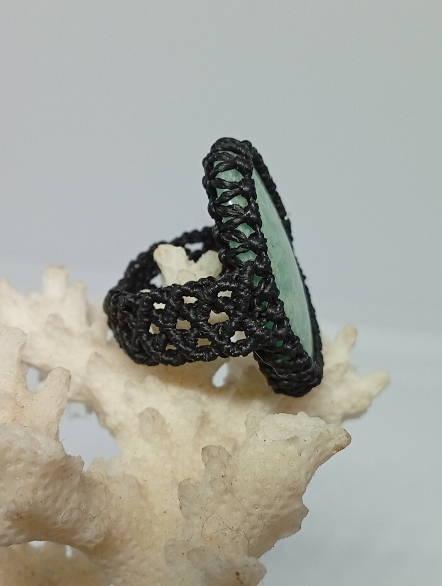 Bague en macramé et pierre semi-précieuse