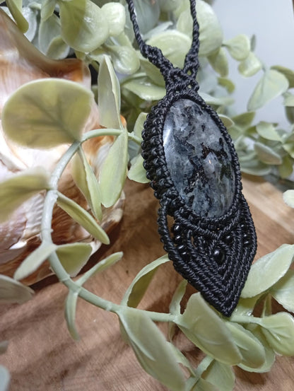 Trame mystique: collier en macramé