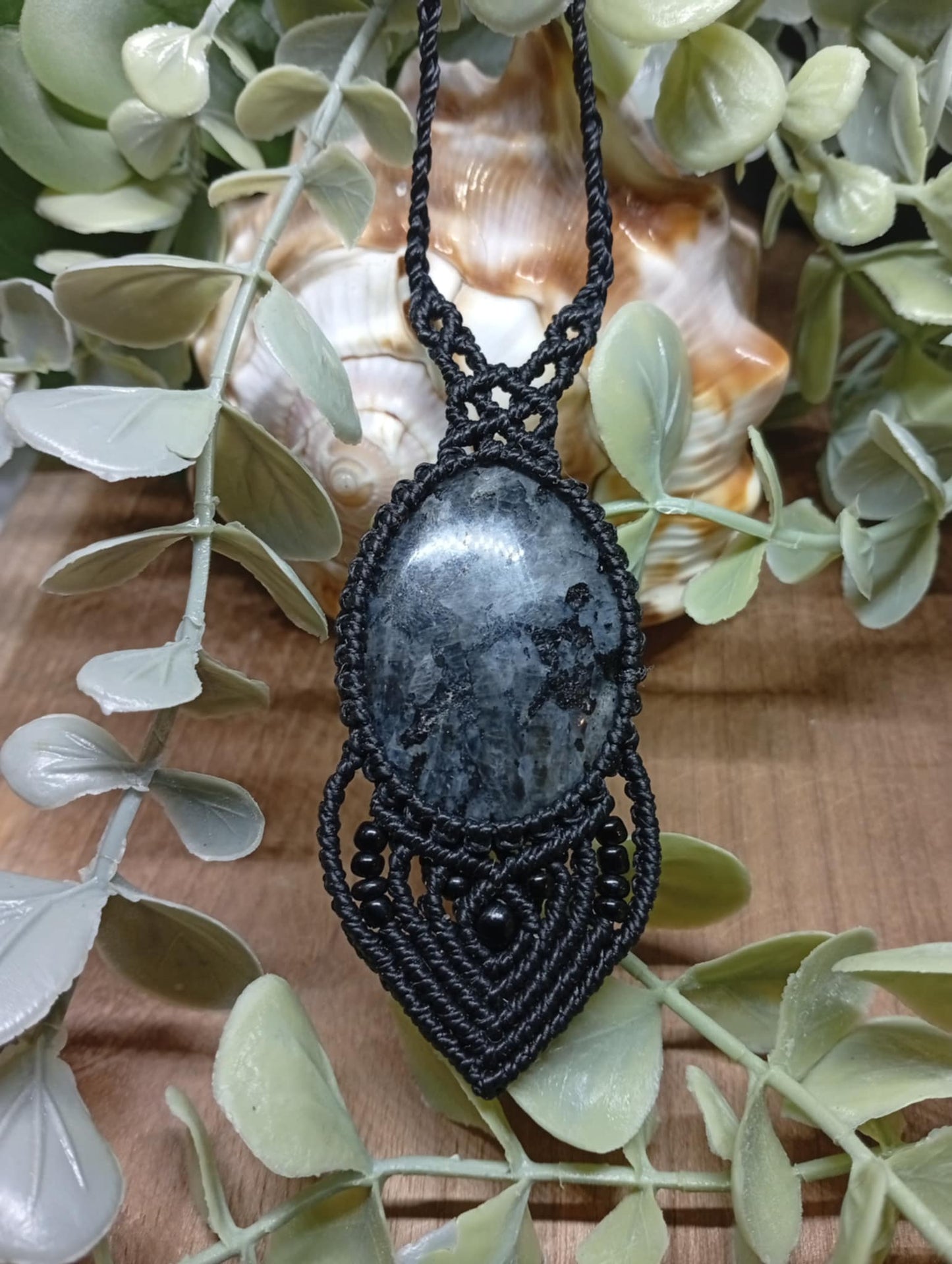 Trame mystique: collier en macramé