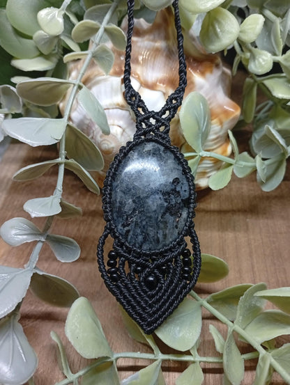 Trame mystique: collier en macramé