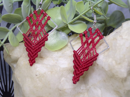 Boucles d'oreilles en macramé, Entrelacés rouges