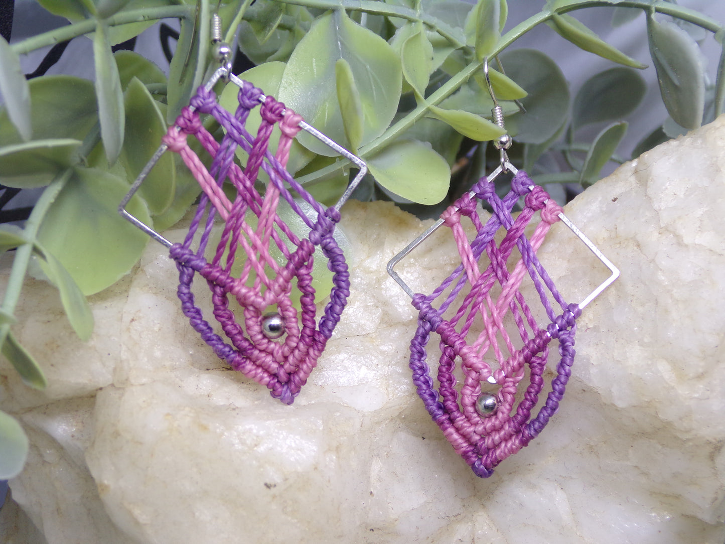 Boucles d'oreilles en macramé, Entrelacés violets