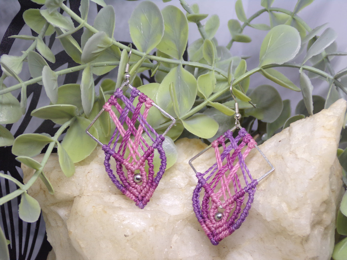 Boucles d'oreilles en macramé, Entrelacés violets