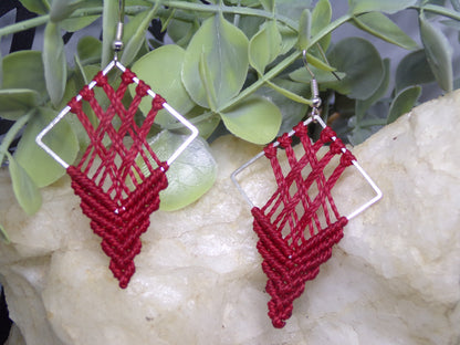 Boucles d'oreilles en macramé, Entrelacés rouges