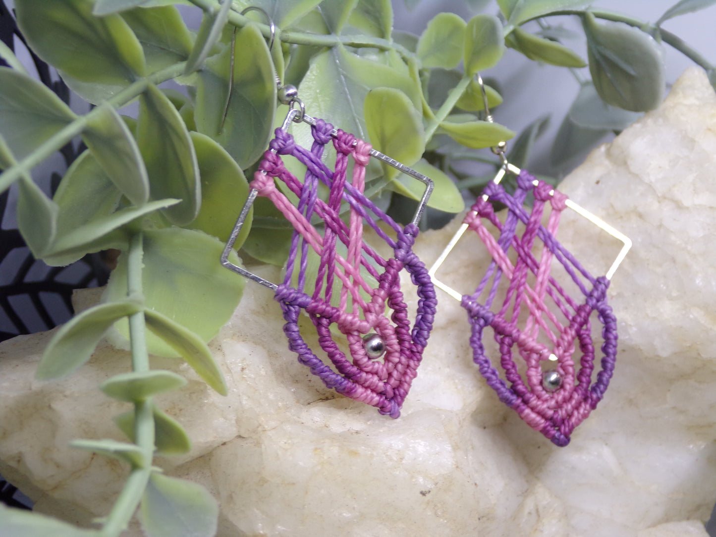 Boucles d'oreilles en macramé, Entrelacés violets
