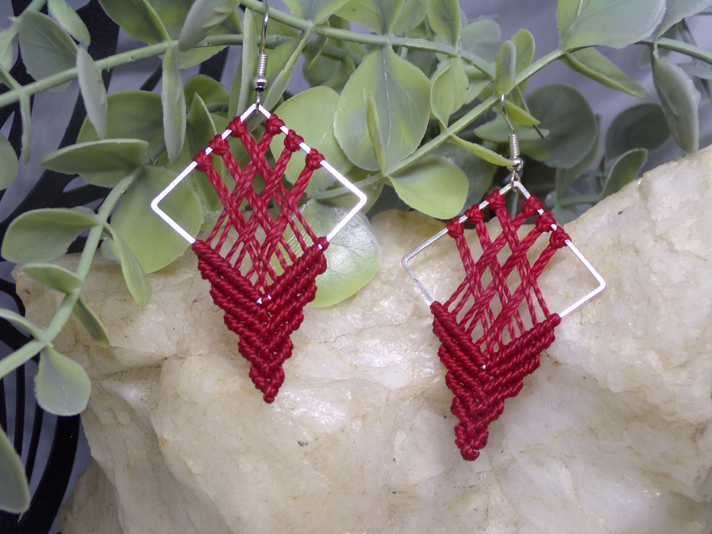 Boucles d'oreilles en macramé, Entrelacés rouges