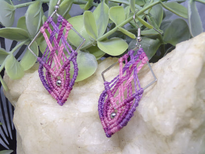 Boucles d'oreilles en macramé, Entrelacés violets