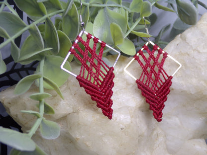 Boucles d'oreilles en macramé, Entrelacés rouges